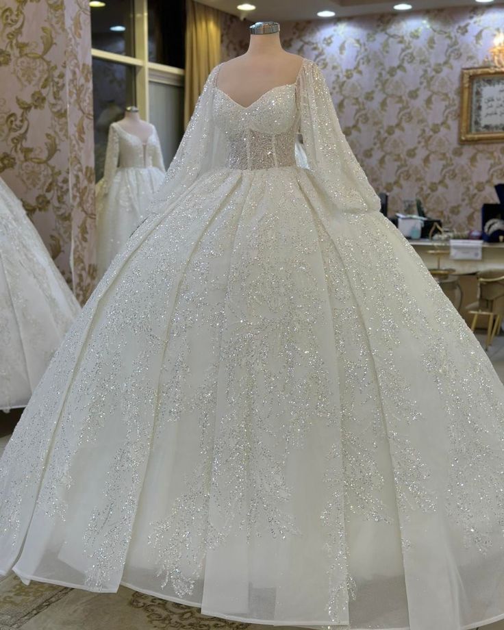 Dreamy Ball Gown Sweetheart Long Sleeves Sequin Fitted Wedding Dress Shiny Bridal Gowns White Wedding Dresses DH2881
