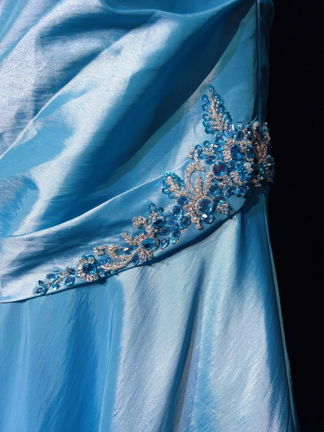 Robes de Bal Tendances Inspiration Sirène Bretelles Spaghetti Gala Bleu Satin avec Perles Robes de Soirée N3190
