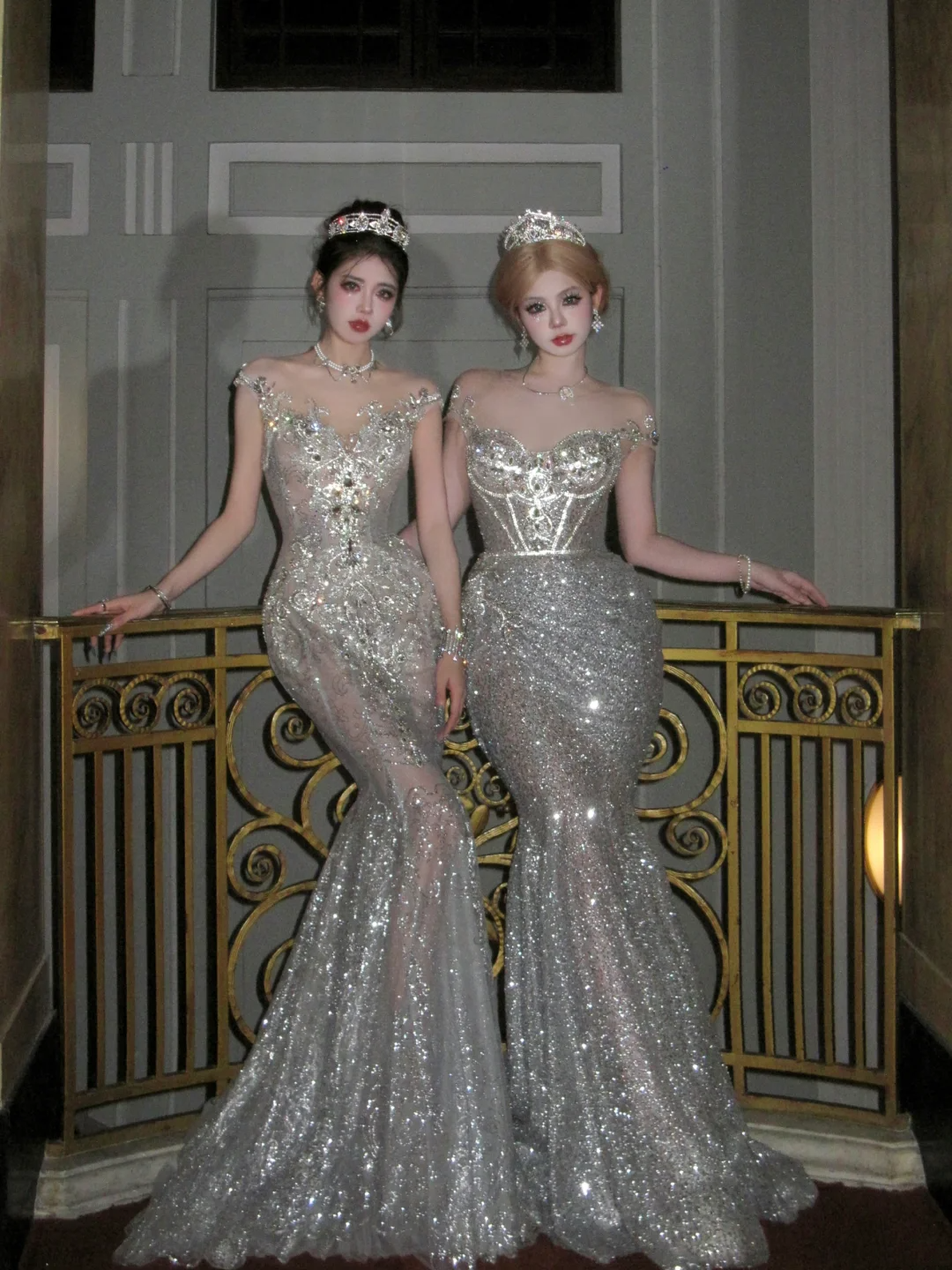 Luxuriöses Brautkleid im Meerjungfrauenstil mit perlenbesetztem Oberteil und silbernen Pailletten, figurbetontes Brautkleid Nr. 77