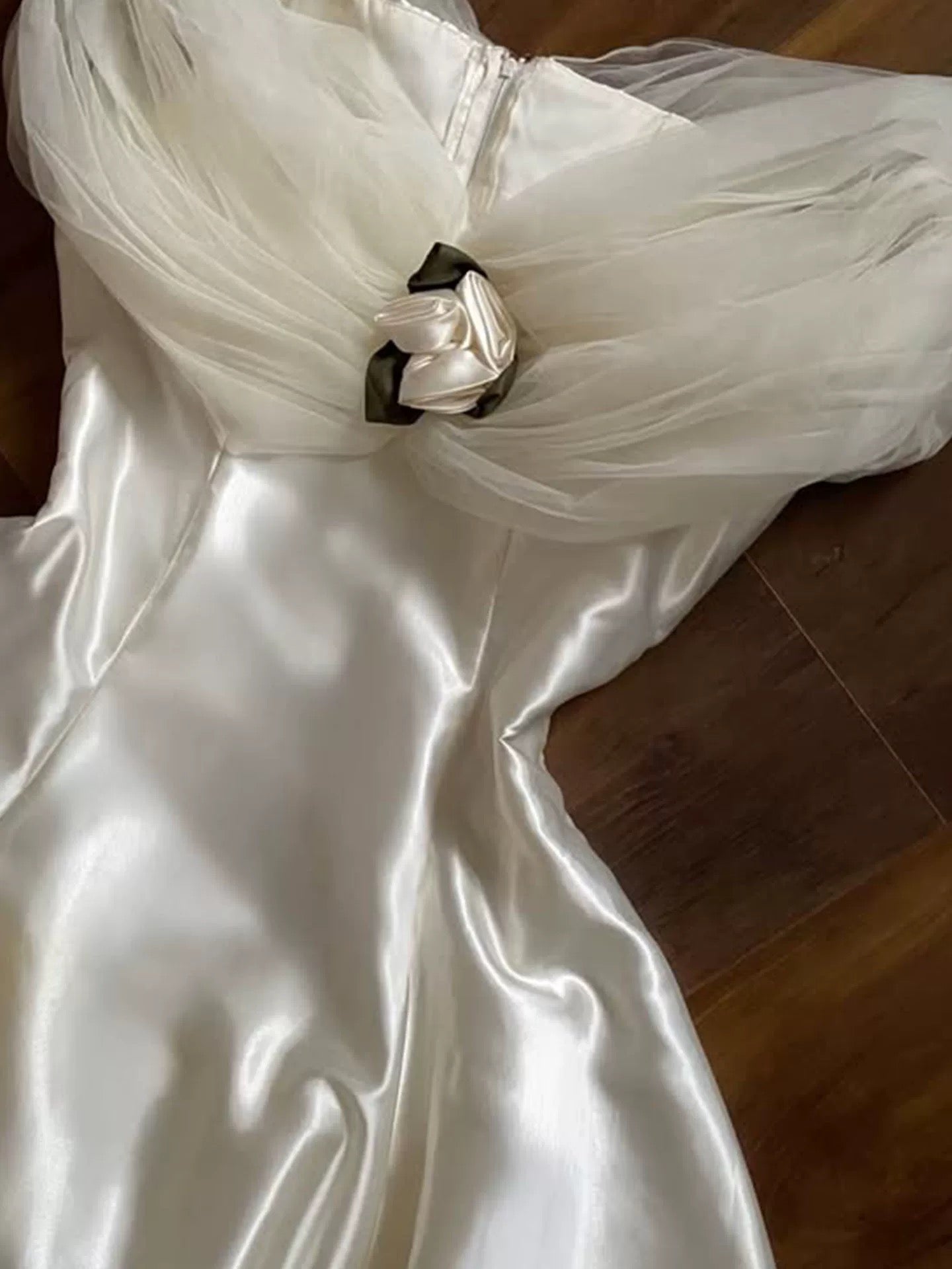 Romantische Hochzeitskleider Off Shoulder Weißes Satin-Sommerbrautkleid N4268