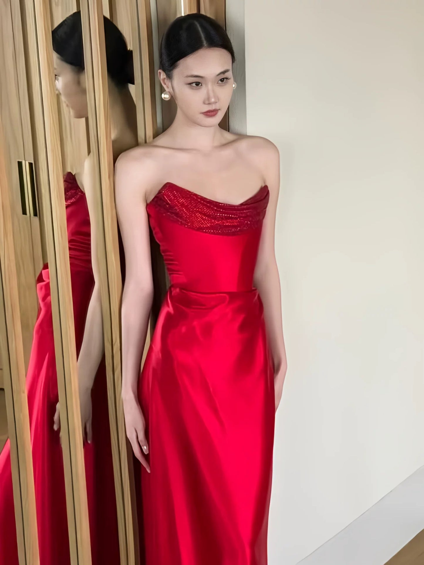 Elegantes Meerjungfrauen-Trägerloses Rotes Satin Abschlussball Frühling Sommer Strand Formale Hochzeitsgäste Kleider N3956