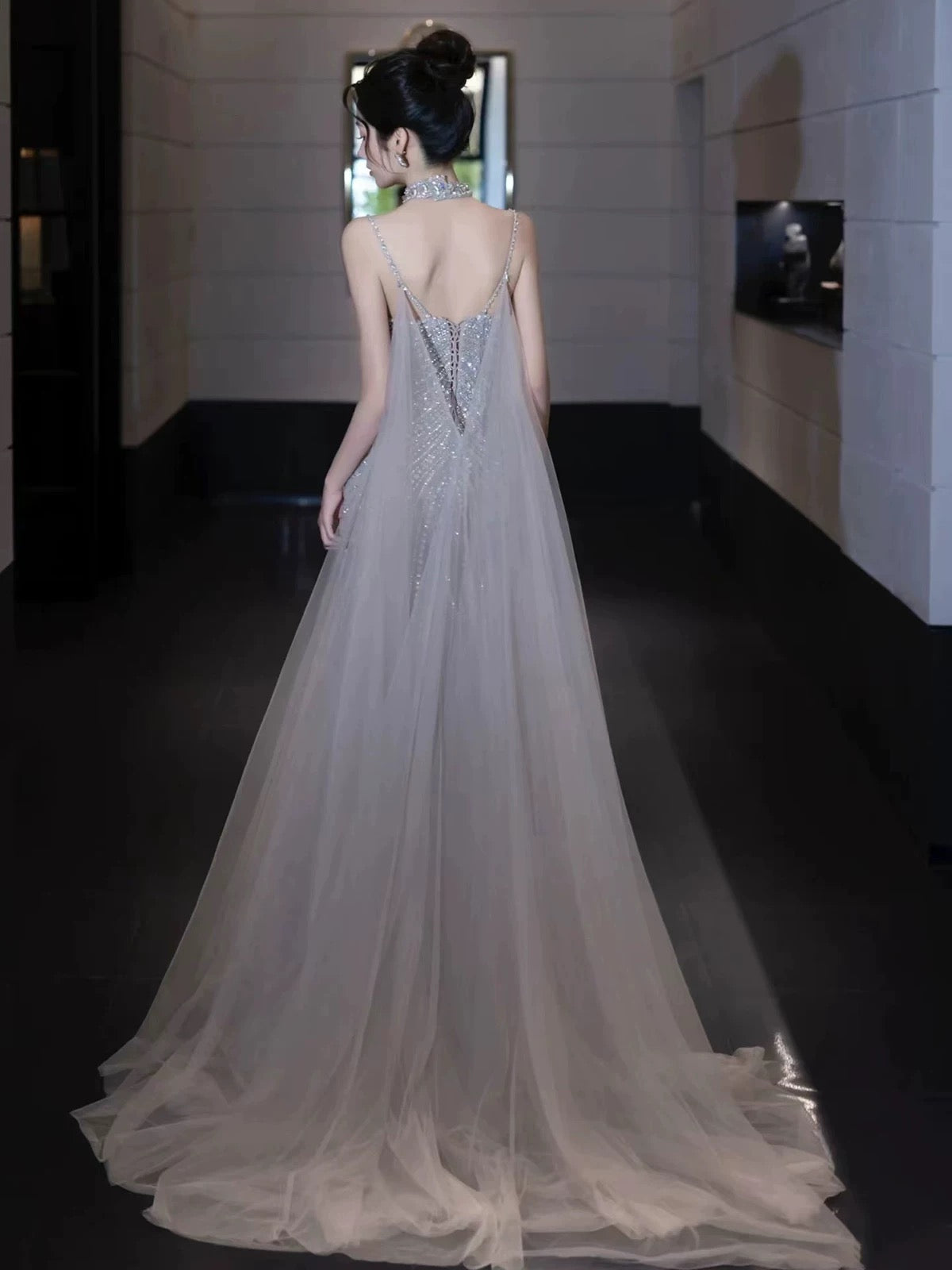 Glitzerndes Meerjungfrau-Spaghettiträger-Kleid aus silbergrauem Tüll, ärmellos, langes Abschlussballkleid mit Umhang für Damen N4249