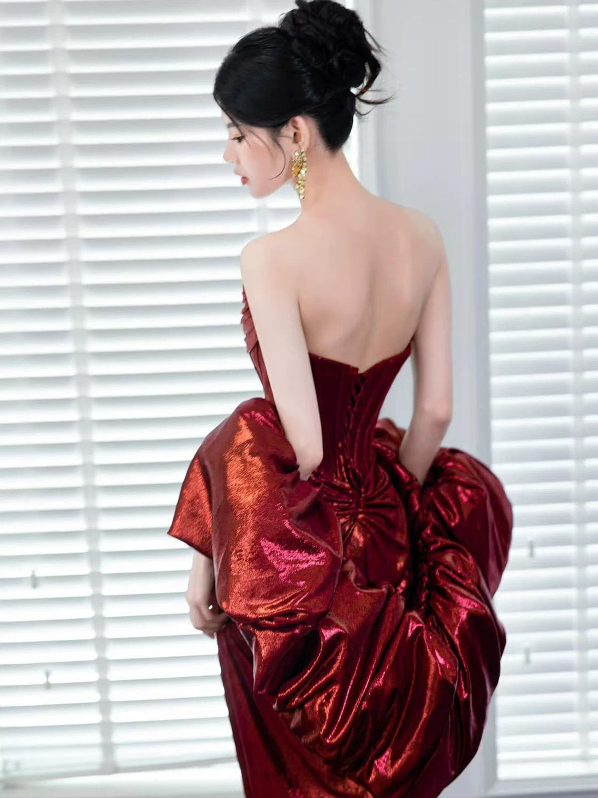 Sexy Meerjungfrau Trägerlos Burgund Satin Ärmellos Mit Cape Lange Abschlussballkleider Für Frauen N4261