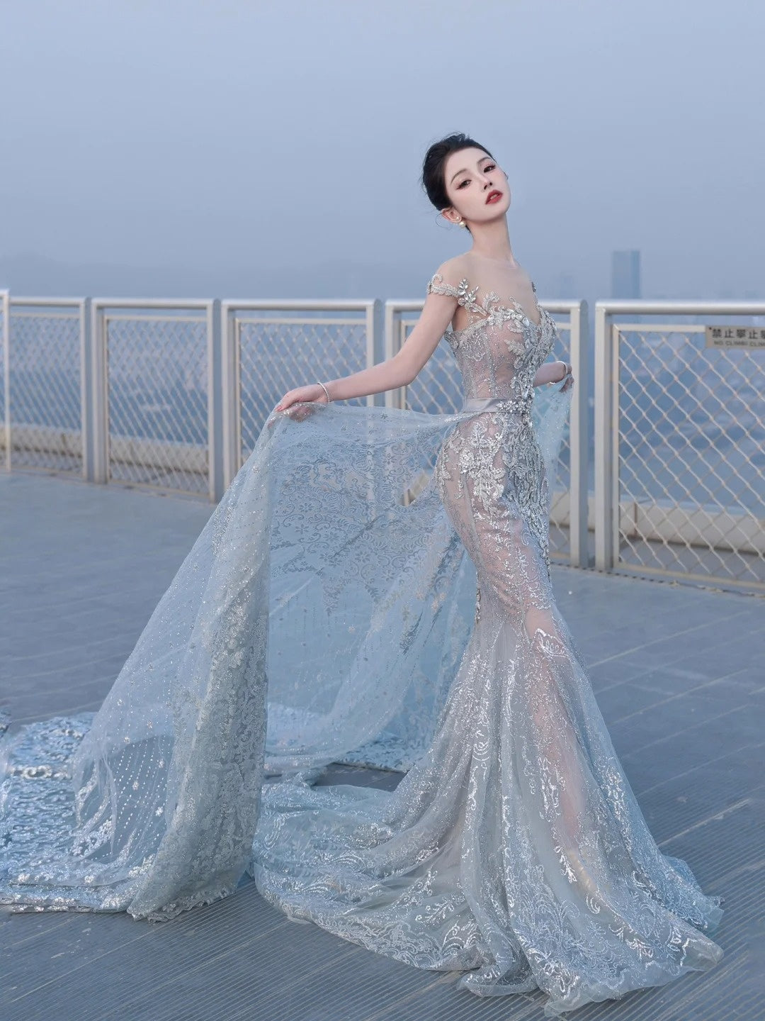 Robe de mariée sirène scintillante à épaules dénudées, sequins argentés et gris, longue et cintrée, référence N1266