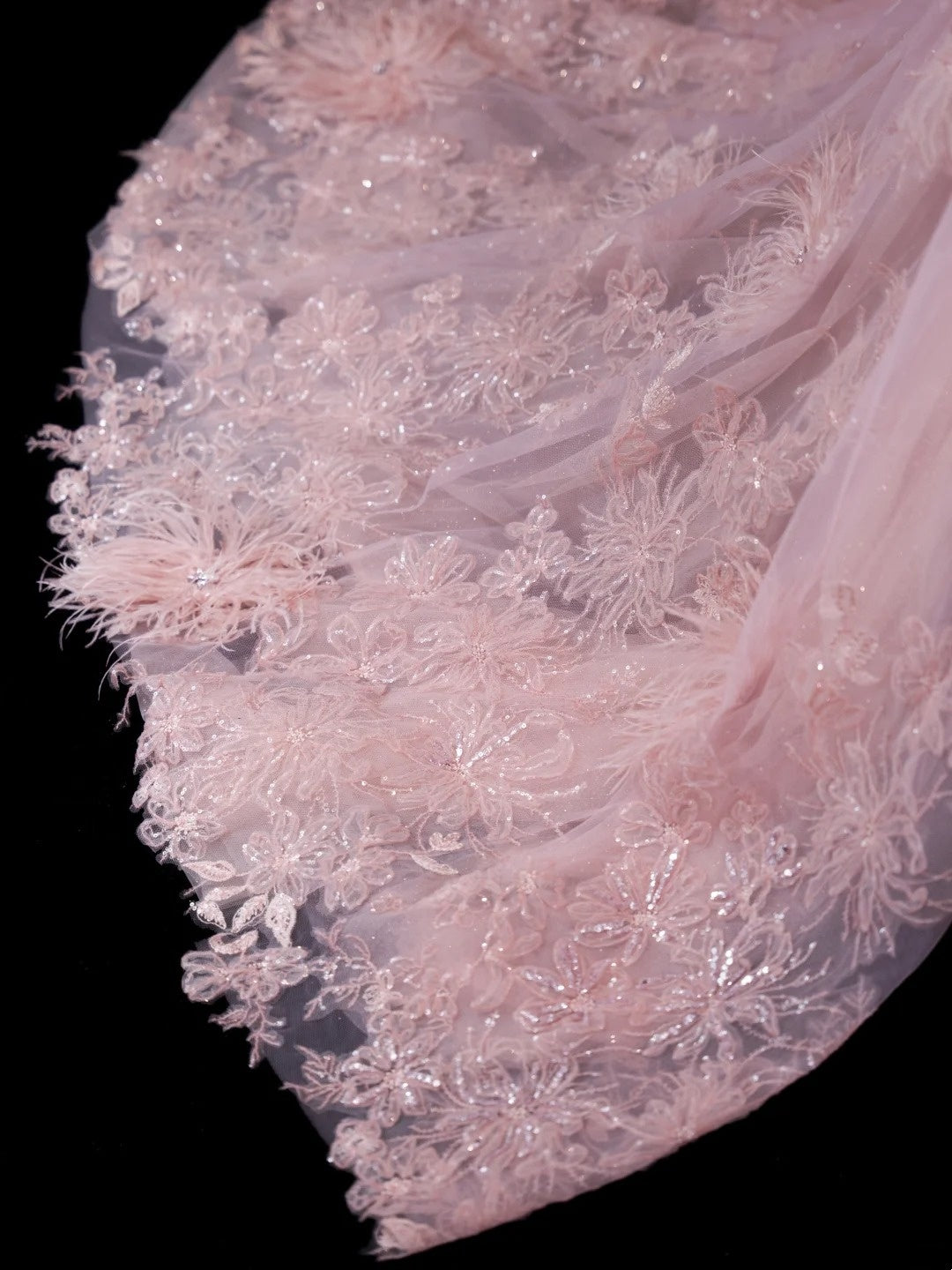 Elegantes, trägerloses, kurzes Ballkleid aus rosa Spitze mit Federapplikationen – Inspiration für formelle Partykleider und Abiballkleider N150