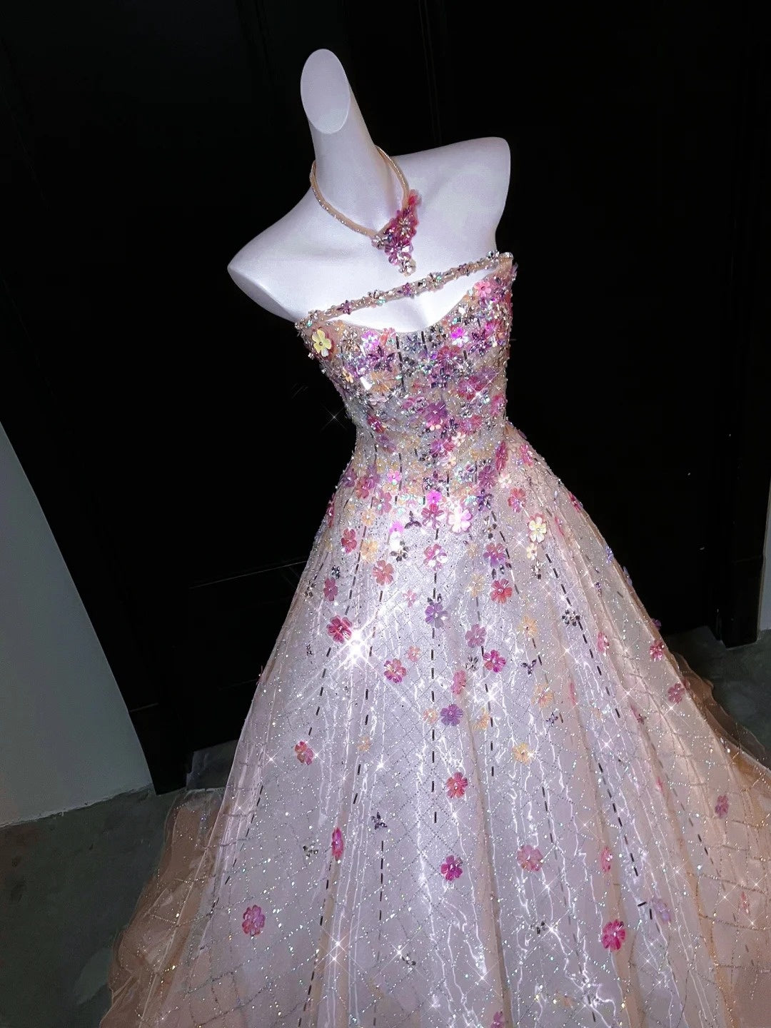 Elegantes, trägerloses Ballkleid aus rosa Pailletten mit Perlen- und Kristallbesatz am Oberteil – Inspiration für formelle Partykleider und Abiballkleider N158