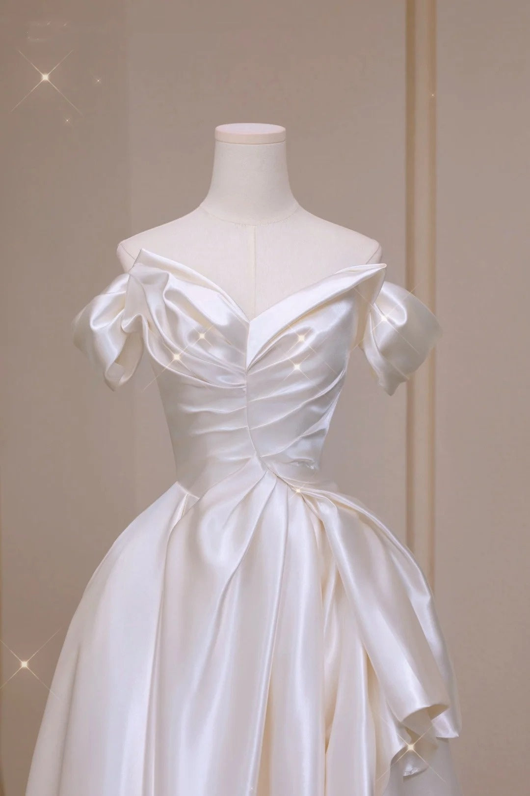 Zeitlose Brautkleider: A-Linie, schulterfrei, kurze Ärmel, Satin, plissiert, figurbetont, langes Brautkleid N159