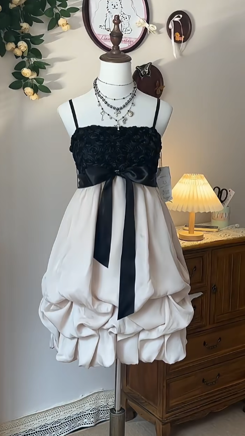 Ausgefallenes Spaghettiträger-Satin-Blumen-Kleid für Abschlussbälle, High School Homecoming N4559