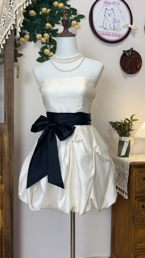 Süßes Ballkleid Trägerlos Satin Kurz Abschlussball Homecoming Kleid N4561