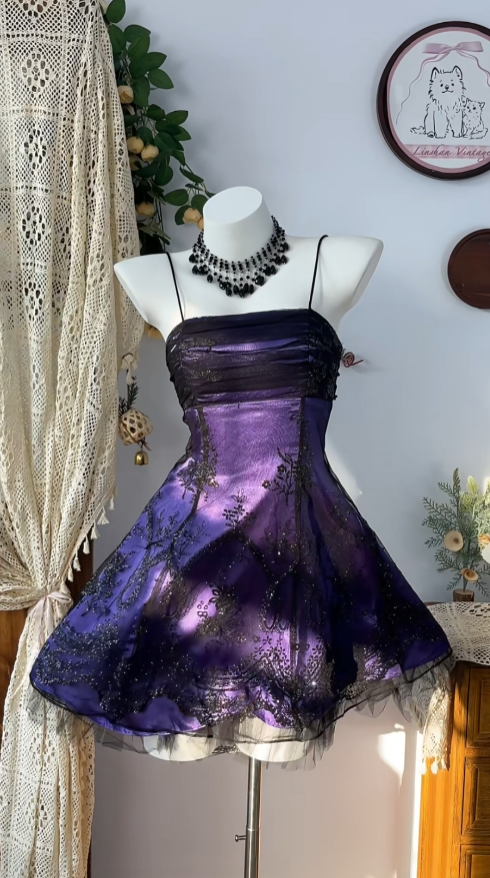 Hübsches Ballkleid Spaghettiträger Traube Satin Schwarze Spitze Mini Senior Kurze Abschlussball Abiball Homecoming Kleider N4604