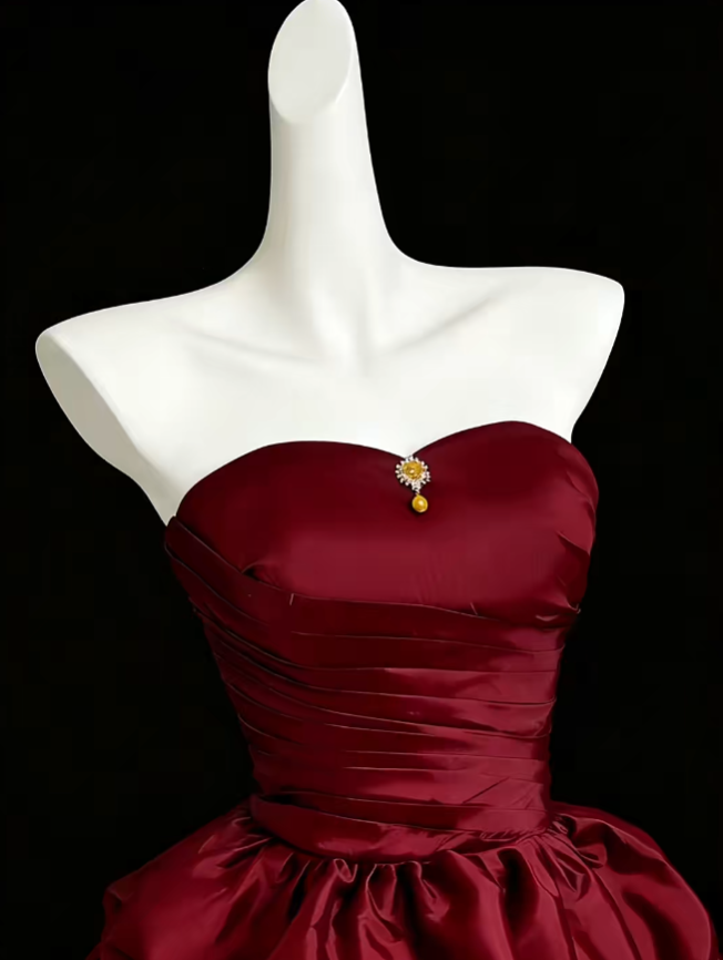 Wunderschönes trägerloses Ballkleid in Burgund mit Rüschen, Inspiration für Abschlussballkleider für Seniorinnen und den Homecoming-Ball an der High School N4647