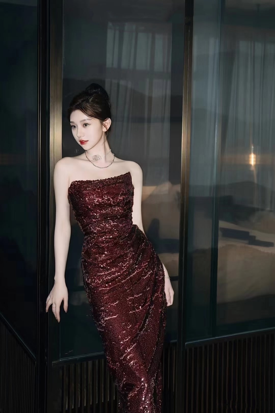 Robe de bal longue vintage fourreau sans bretelles bordeaux à sequins avec fente, tenue de soirée formelle N932