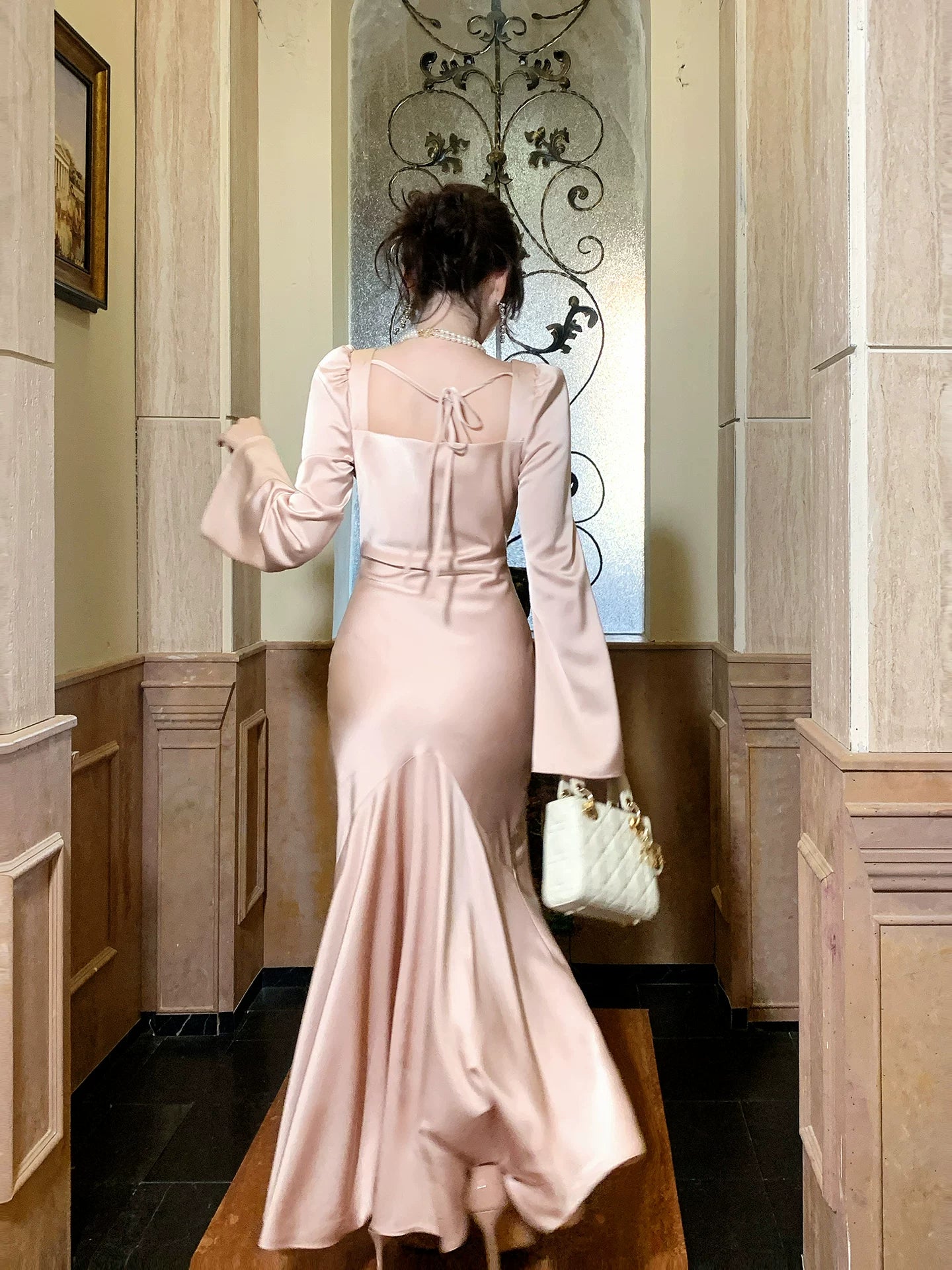 Elegantes Meerjungfrauen-Abendkleid mit eckigem Ausschnitt, rosa Satin, langen Ärmeln, ideal als Hochzeitsgastkleid oder Outfit für den 16. Geburtstag (AB2446)
