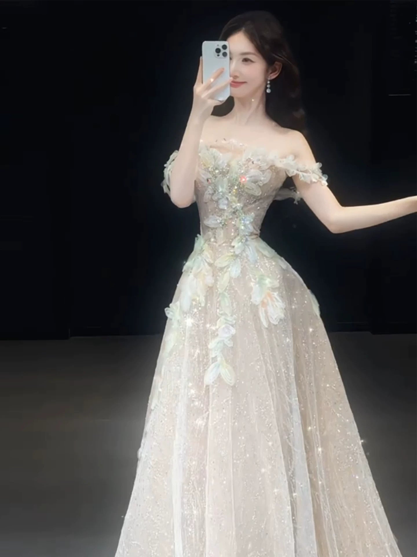 Robe de bal longue champagne à sequins, coupe trapèze, épaules dénudées et manches courtes - Idéale pour les soirées dansantes - AB2202