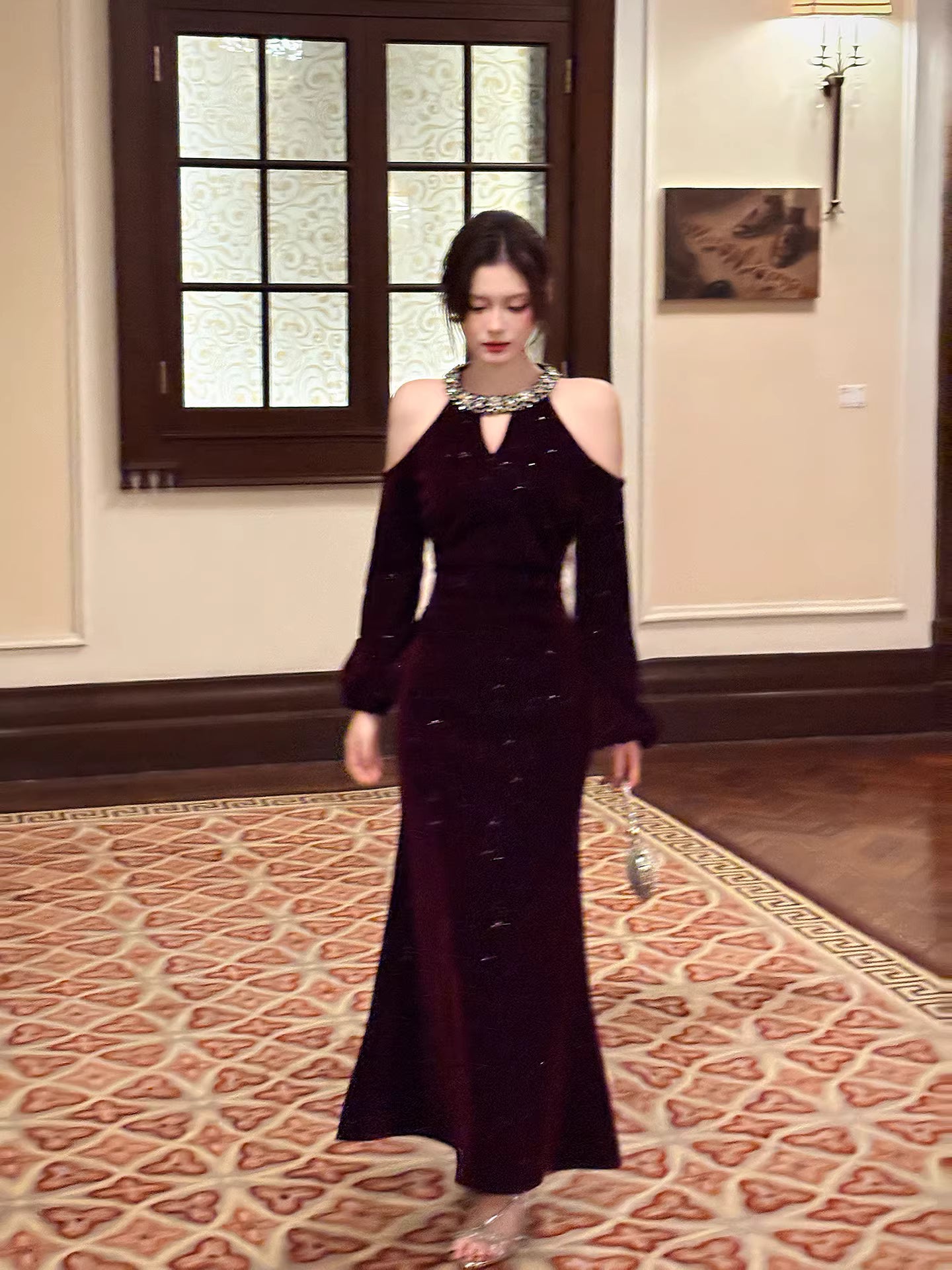 Sexy Meerjungfrauen-Abendkleid aus burgunderrotem Samt mit Schmuckkragen, langen Ärmeln und Knöchellänge, auch als Hochzeitsgastkleid oder Outfit zum 22. Geburtstag geeignet (AB2499).