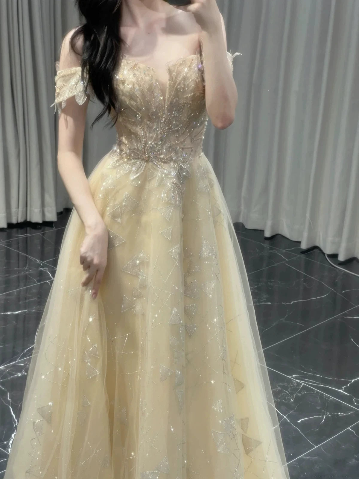 Robe de bal longue élégante à épaules dénudées, manches courtes et sequins, coupe trapèze, idéale pour les soirées dansantes et les fêtes (AB2200)