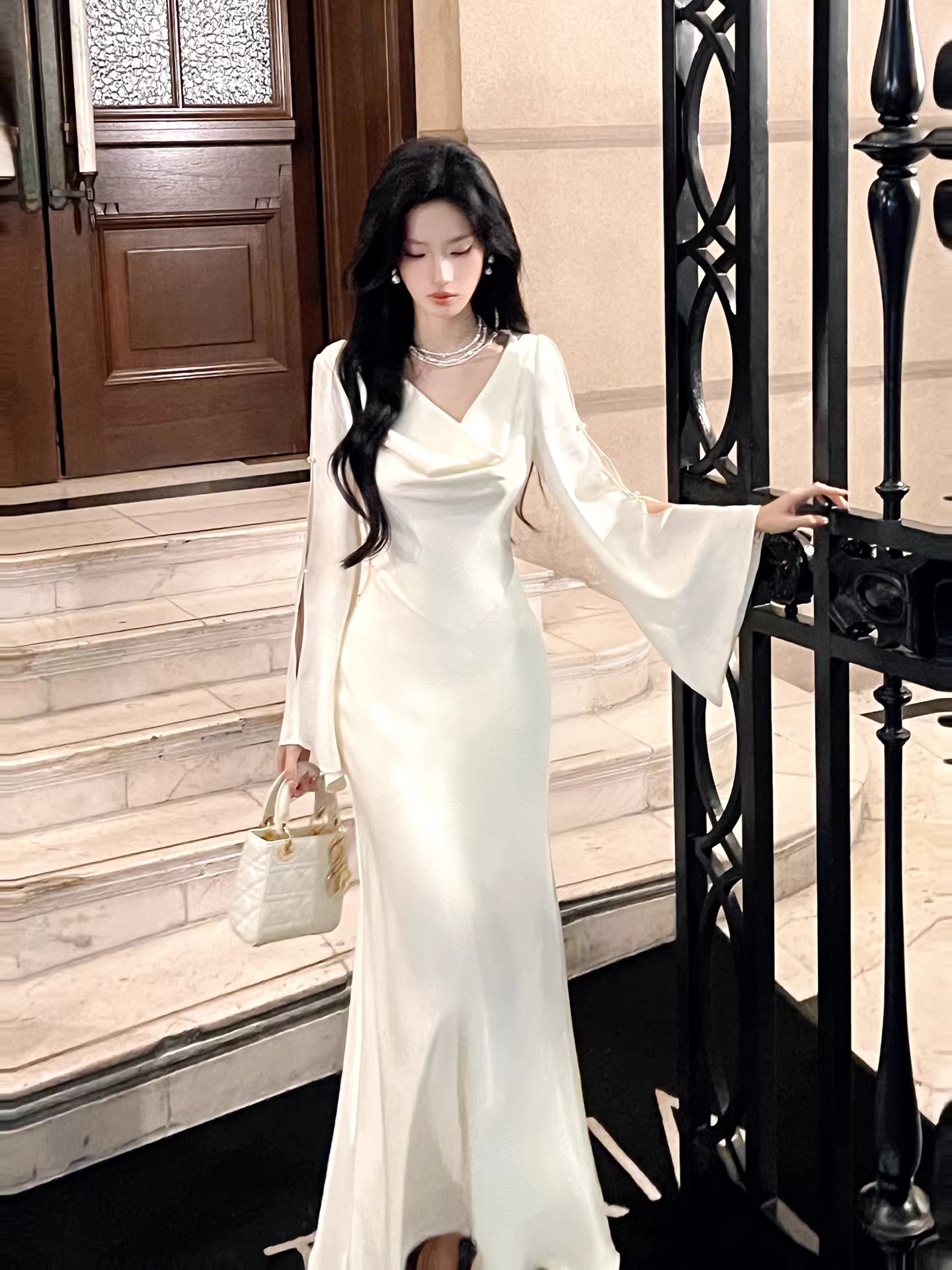 Sexy Meerjungfrauen-Abendkleid aus weißem Satin mit Wasserfallausschnitt, knöchellang, auch als Hochzeitsgastkleid oder Outfit zum 20. Geburtstag geeignet (AB2483)
