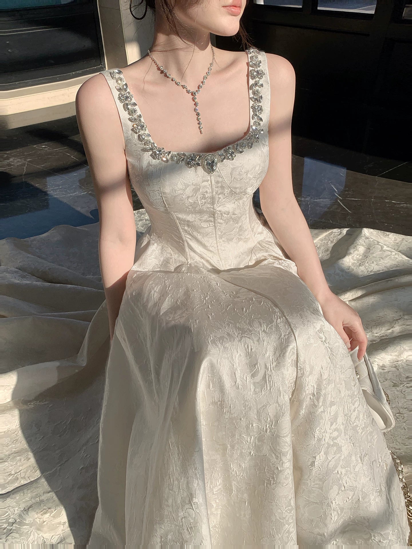 Elegantes, knöchellanges A-Linien-Kleid aus Satin mit eckigem Ausschnitt, floralem Muster und silbernen Perlen – perfekt für Abschlussball, Party oder Geburtstag (AB2418)