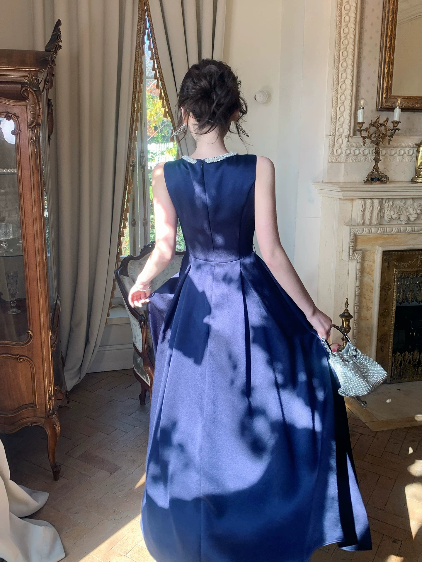 Robe de bal élégante en satin bleu marine, coupe trapèze, col rond et perles, sans manches, idéale pour une soirée d'anniversaire ou un 16e anniversaire (AB2442)