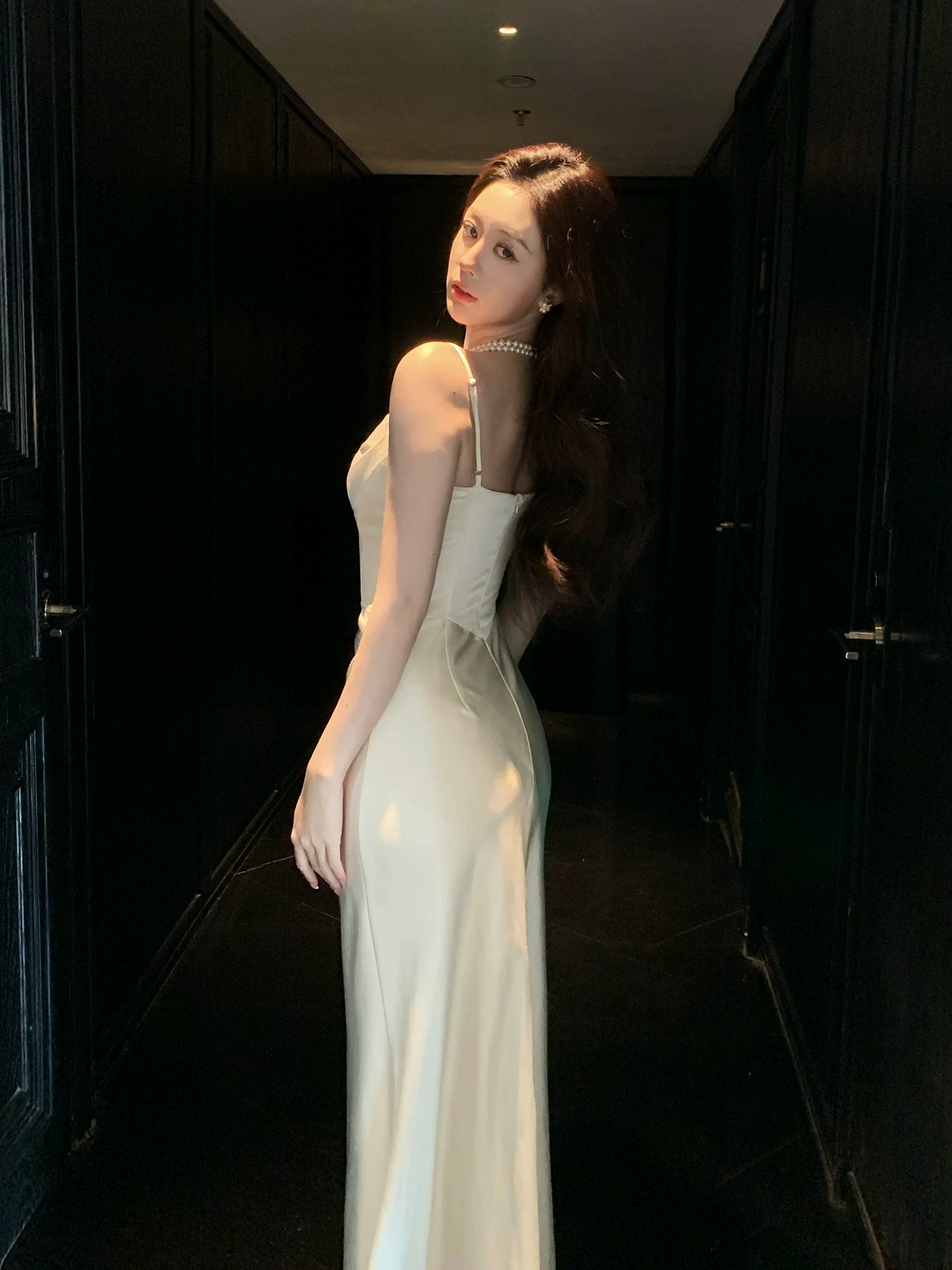 Elegantes Meerjungfrauen-Abendkleid mit Spaghettiträgern aus elfenbeinfarbenem Satin, knöchellang, perfekt für den 17. Geburtstag, AB2457
