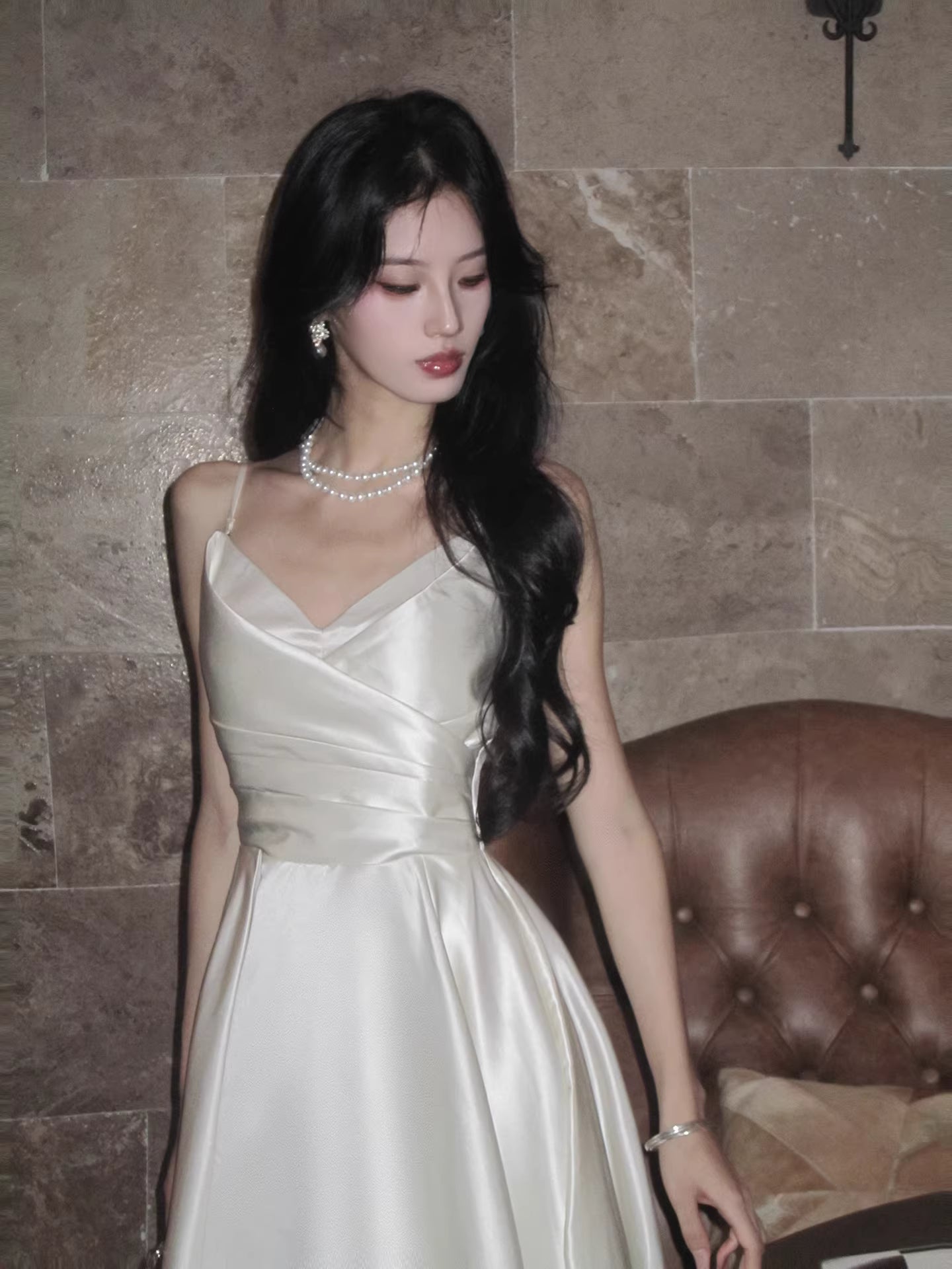 Elegantes, elfenbeinfarbenes Satin-Abendkleid in A-Linie mit Spaghettiträgern, auch als Hochzeitsgastkleid oder Outfit zum 20. Geburtstag geeignet (AB2495)