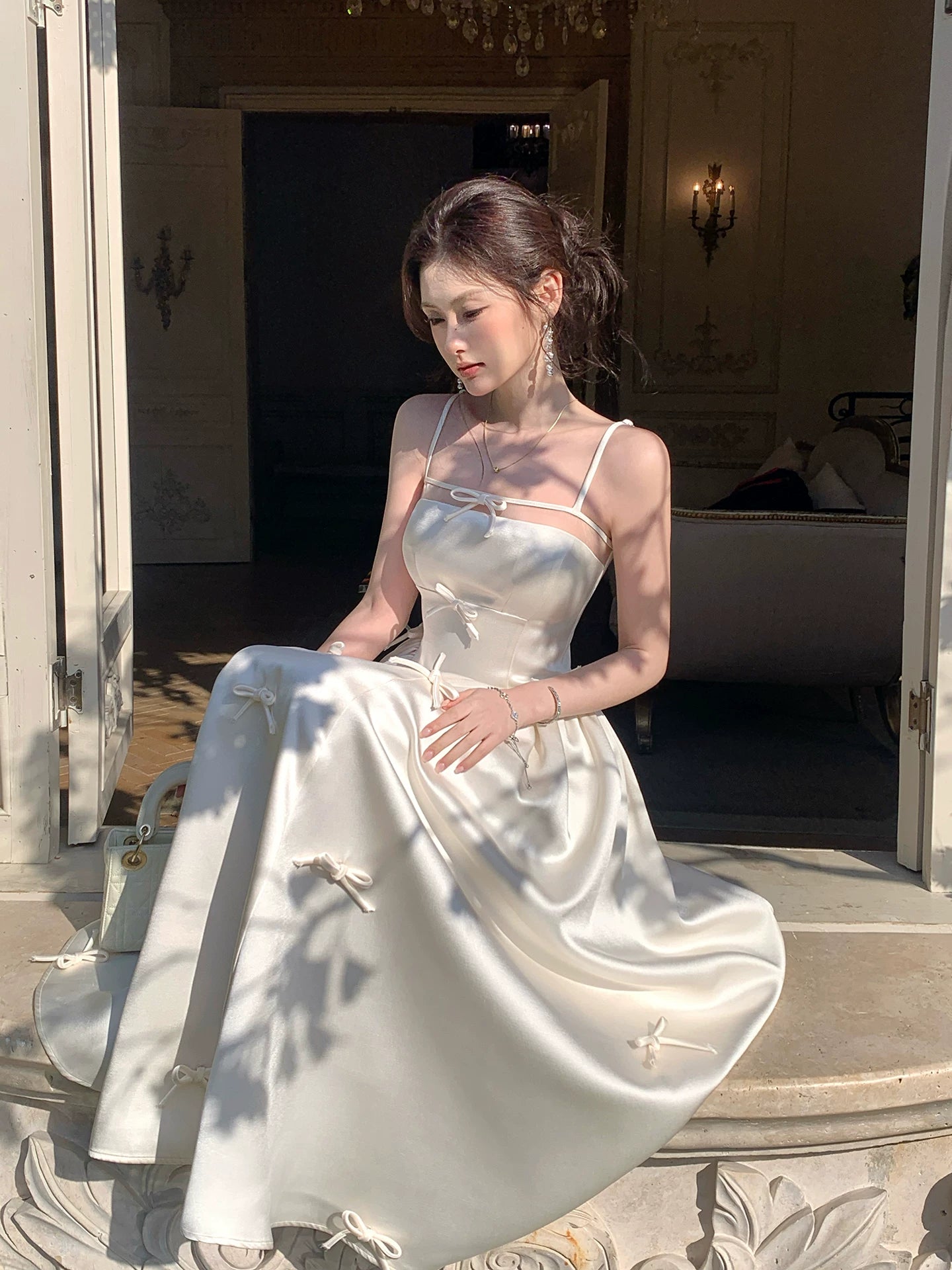 Elegantes A-Linien-Kleid aus elfenbeinfarbenem Satin mit Spaghettiträgern, ideal für Abschlussball, Hochzeit, 20. Geburtstag oder andere Feierlichkeiten (AB2431).