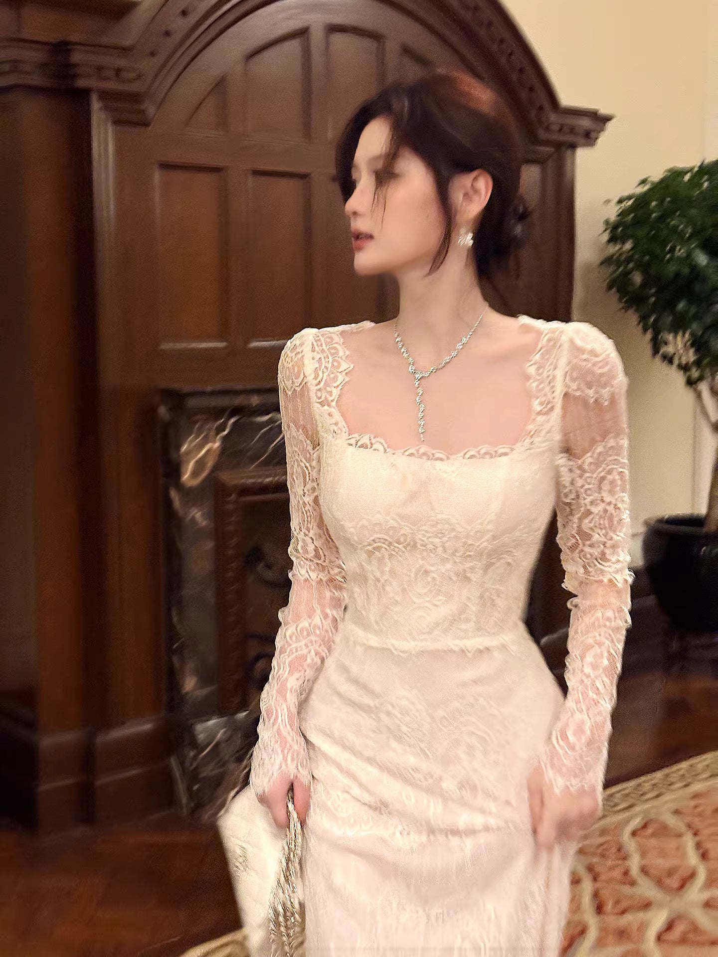Sexy Meerjungfrauen-Abendkleid mit eckigem Ausschnitt, Spitze, weißen langen Ärmeln und Knöchellänge, auch als Hochzeitsgastkleid oder Outfit zum 22. Geburtstag geeignet (AB2491)