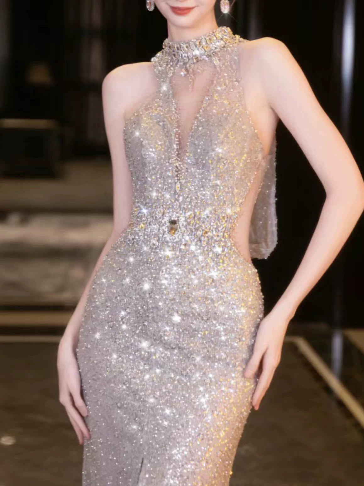 Elegantes Meerjungfrauen-Abendkleid mit hohem Kragen, Pailletten und hohem Schlitz – Inspiration für lange Partykleider und Outfits zum 21. Geburtstag AB2292