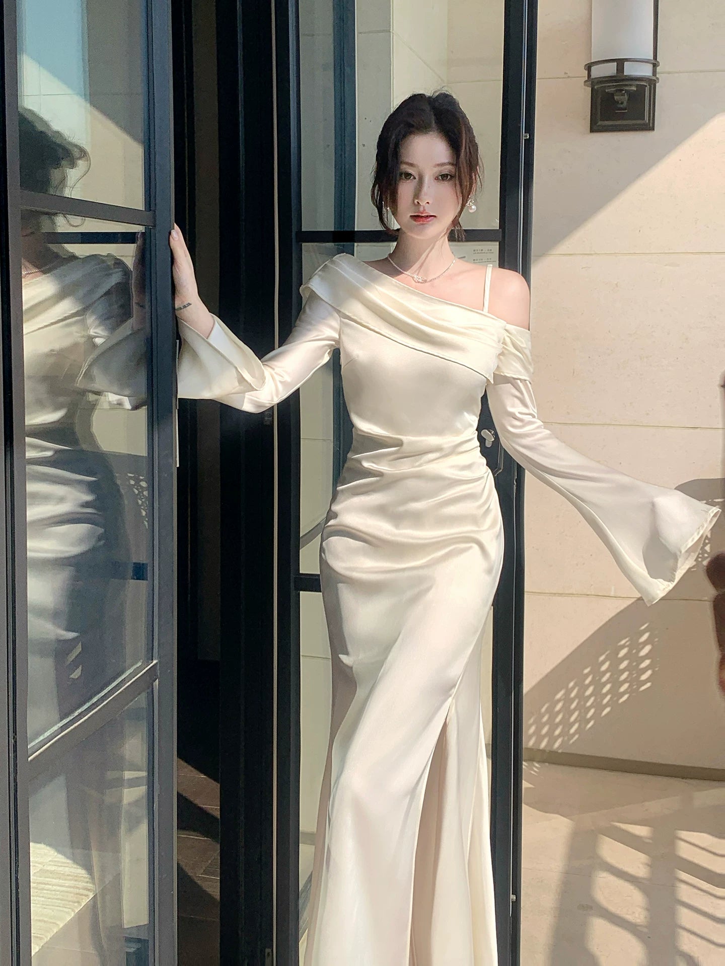 Elegantes Meerjungfrauen-Abendkleid aus weißem, seidig-satiniertem Satin mit schulterfreiem Ausschnitt und Knöchellänge – perfekt für den 16. Geburtstag oder andere festliche Anlässe (AB2430)