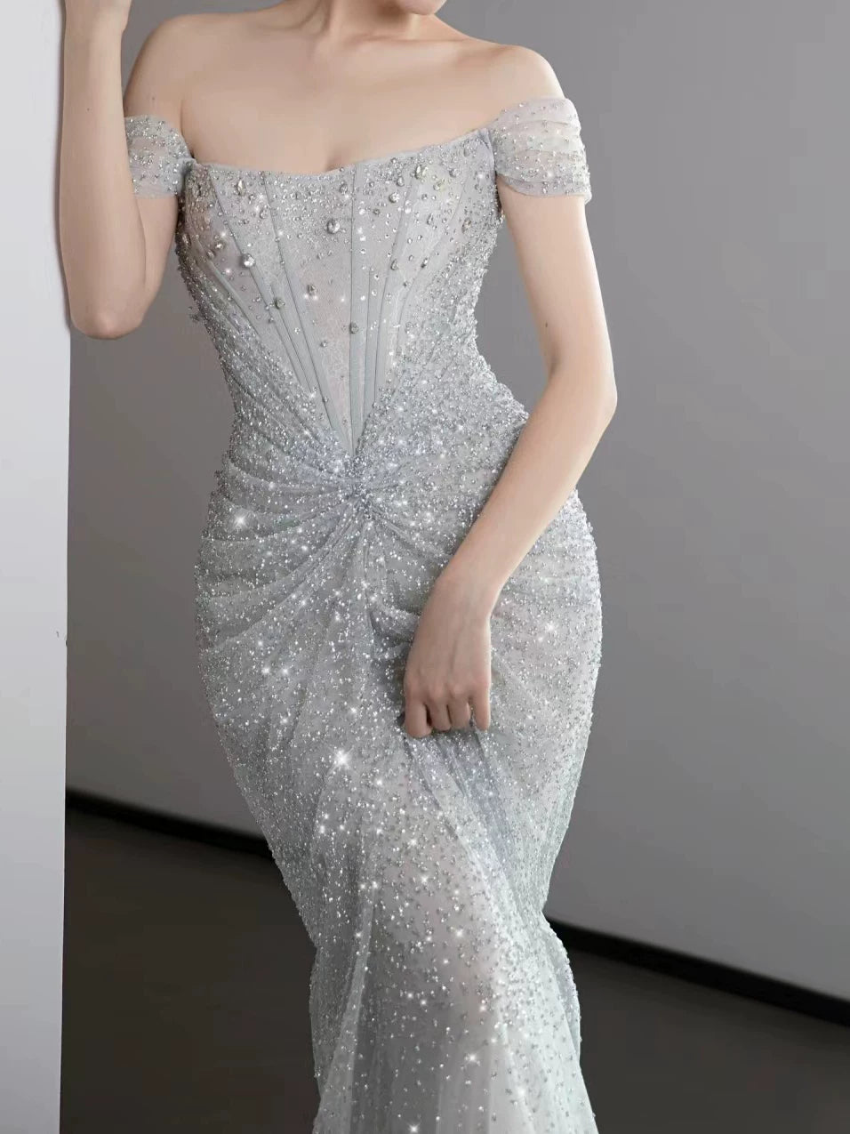 Elegantes Meerjungfrauen-Abendkleid mit schulterfreiem Ausschnitt, silbernen Pailletten und Falten – Inspiration für lange Partys und den 19. Geburtstag AB2271
