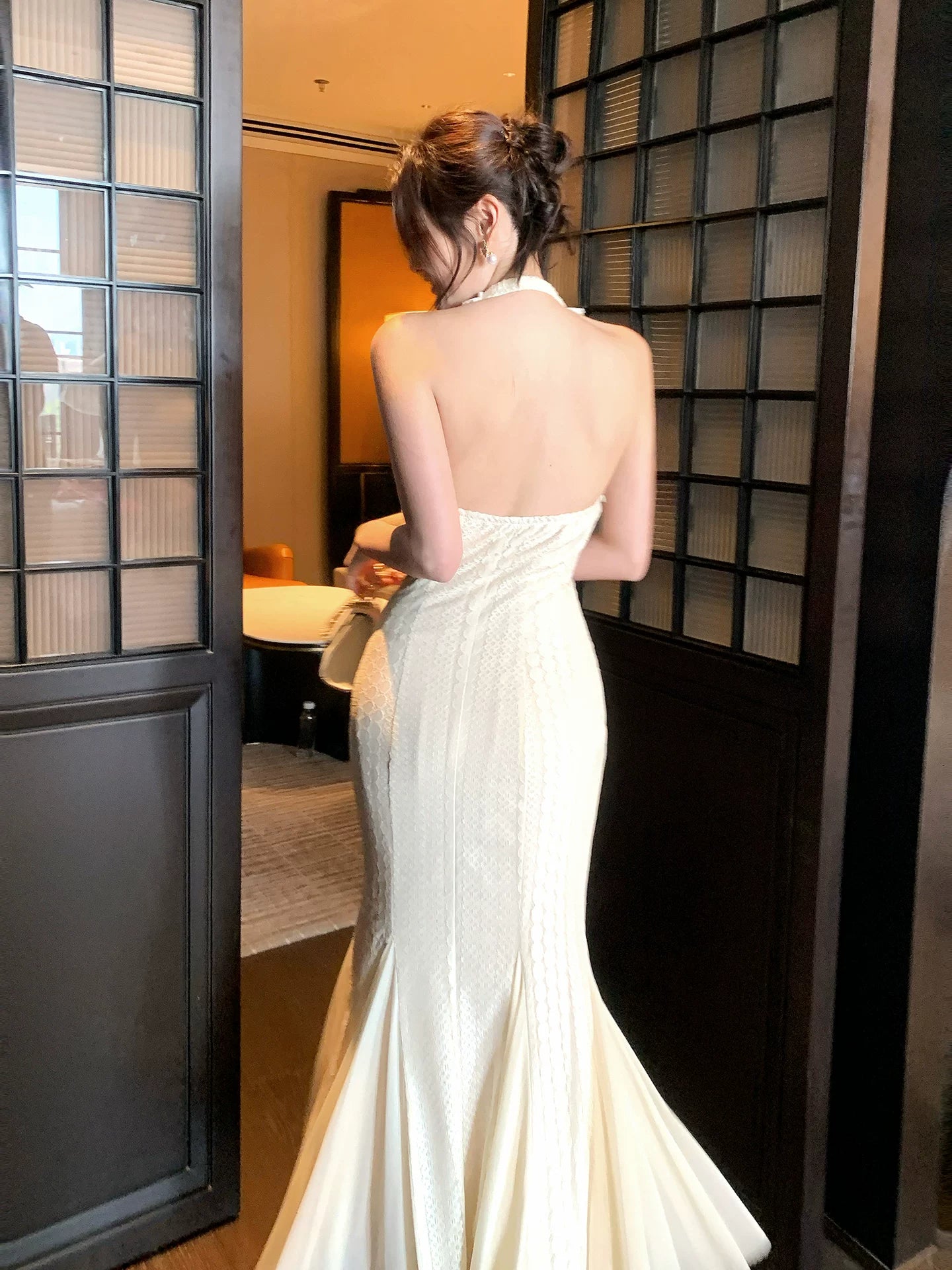 Elegantes Meerjungfrauen-Neckholderkleid aus elfenbeinfarbener Spitze, auch als Ballkleid, Hochzeitsgastkleid, Outfit für den 18. Geburtstag oder andere festliche Anlässe geeignet (AB2424).