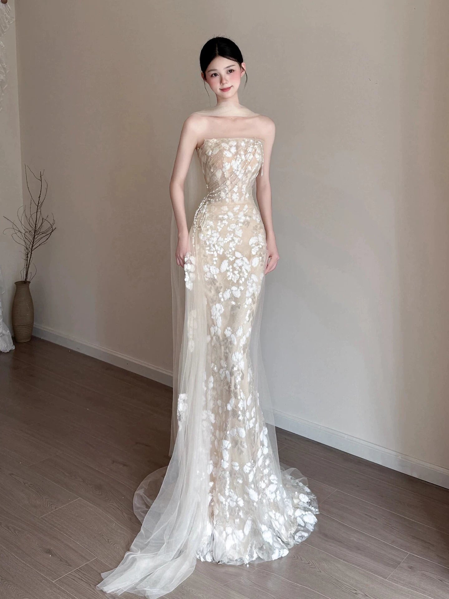 Zeitloses Brautkleid im Meerjungfrauenstil, trägerlos, champagnerfarben, ärmellos, aus Spitze, mit passendem Schal, figurbetontes Brautkleid AB2203