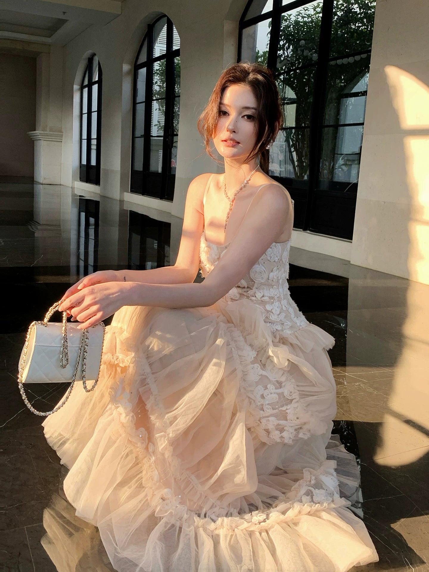 Elegantes, knöchellanges, rosafarbenes Spitzenkleid in A-Linie mit Spaghettiträgern, auch als Ballkleid, Hochzeitsgastkleid oder Outfit für den 20. Geburtstag geeignet (AB2434).