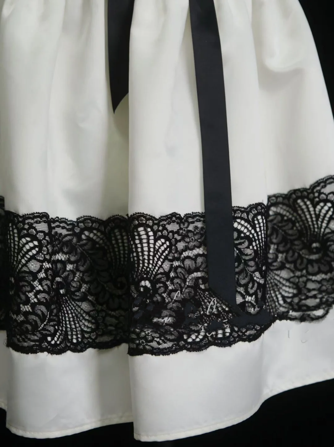 Robe de bal courte bustier en satin blanc avec dentelle noire, idéale pour un 18e anniversaire, un bal de promo ou une soirée cocktail (OB016)