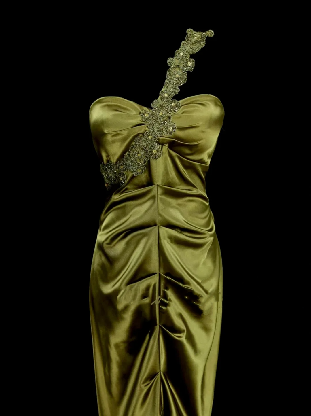 Robe de bal longue sirène asymétrique vert olive en satin froncé, ornée de plis, avec une épaule dénudée. Inspiration pour une robe de soirée formelle pour femme (OB024).