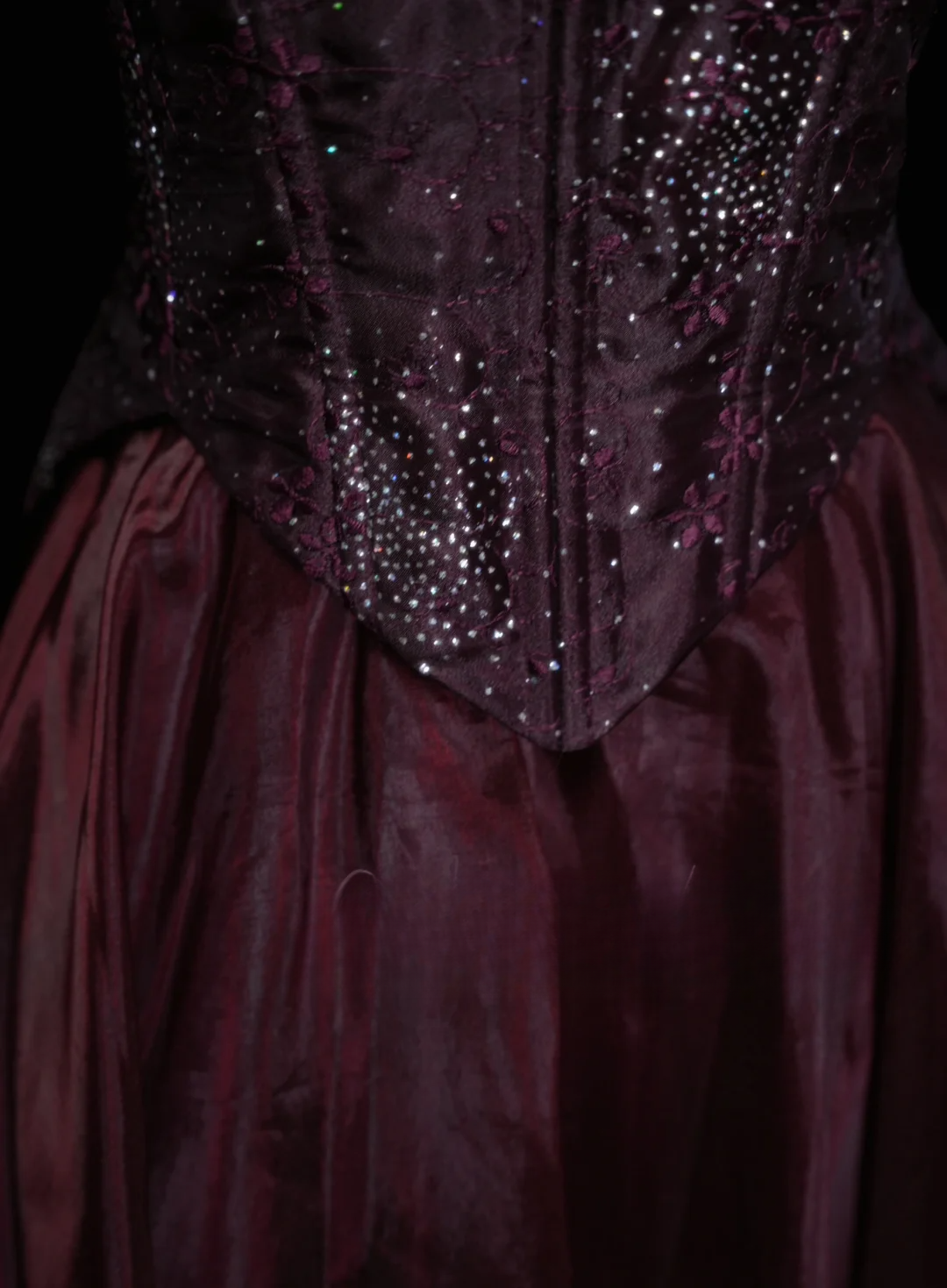Elegantes, trägerloses Ballkleid in Burgunderrot mit Perlenbesatz – ein beeindruckendes langes Abendkleid für Abschlussball und Party (OB035)