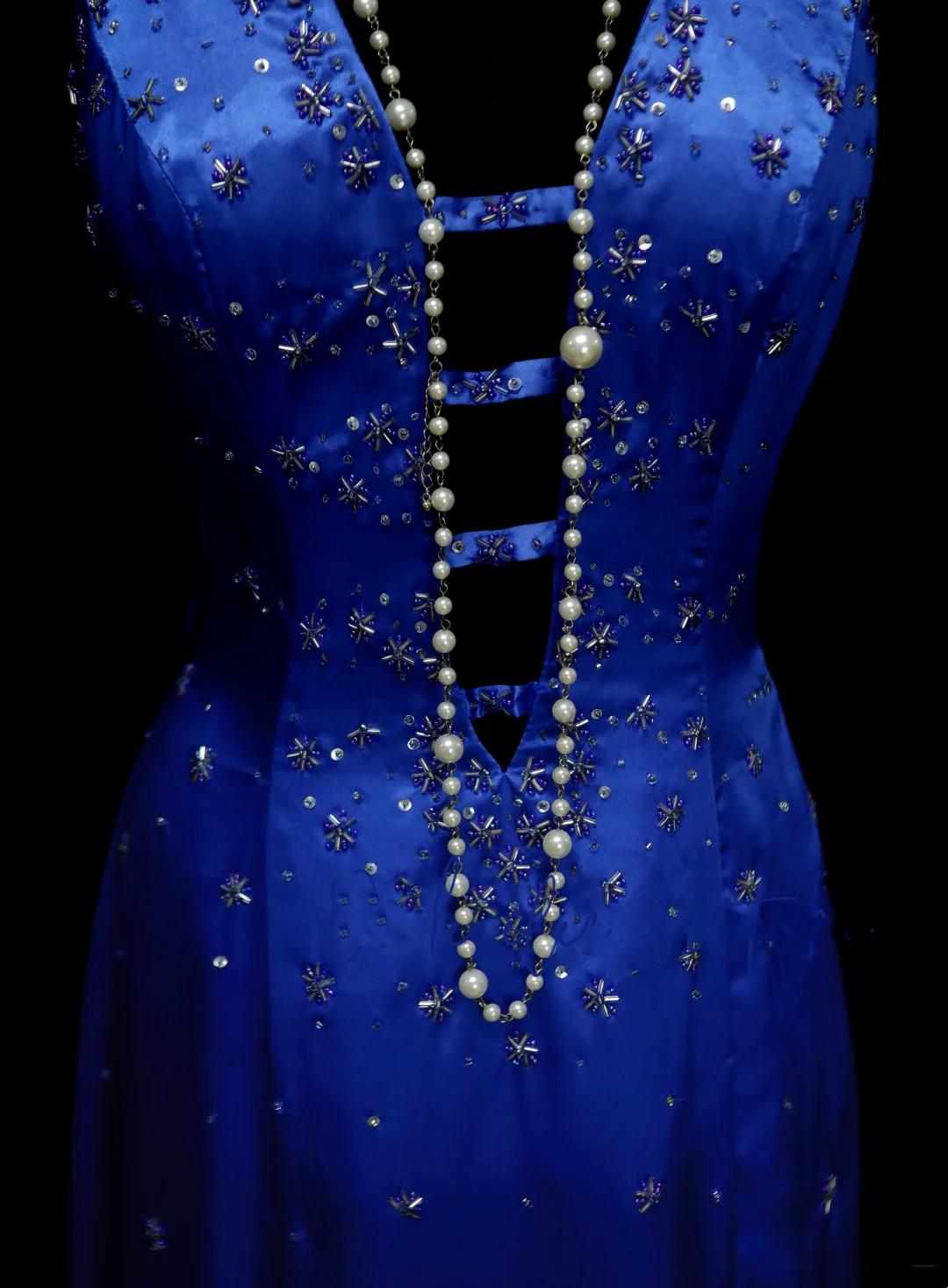 Elegantes, langes Meerjungfrauen-Neckholder-Abendkleid aus königsblauem Satin – Inspiration für formelle Anlässe OB039