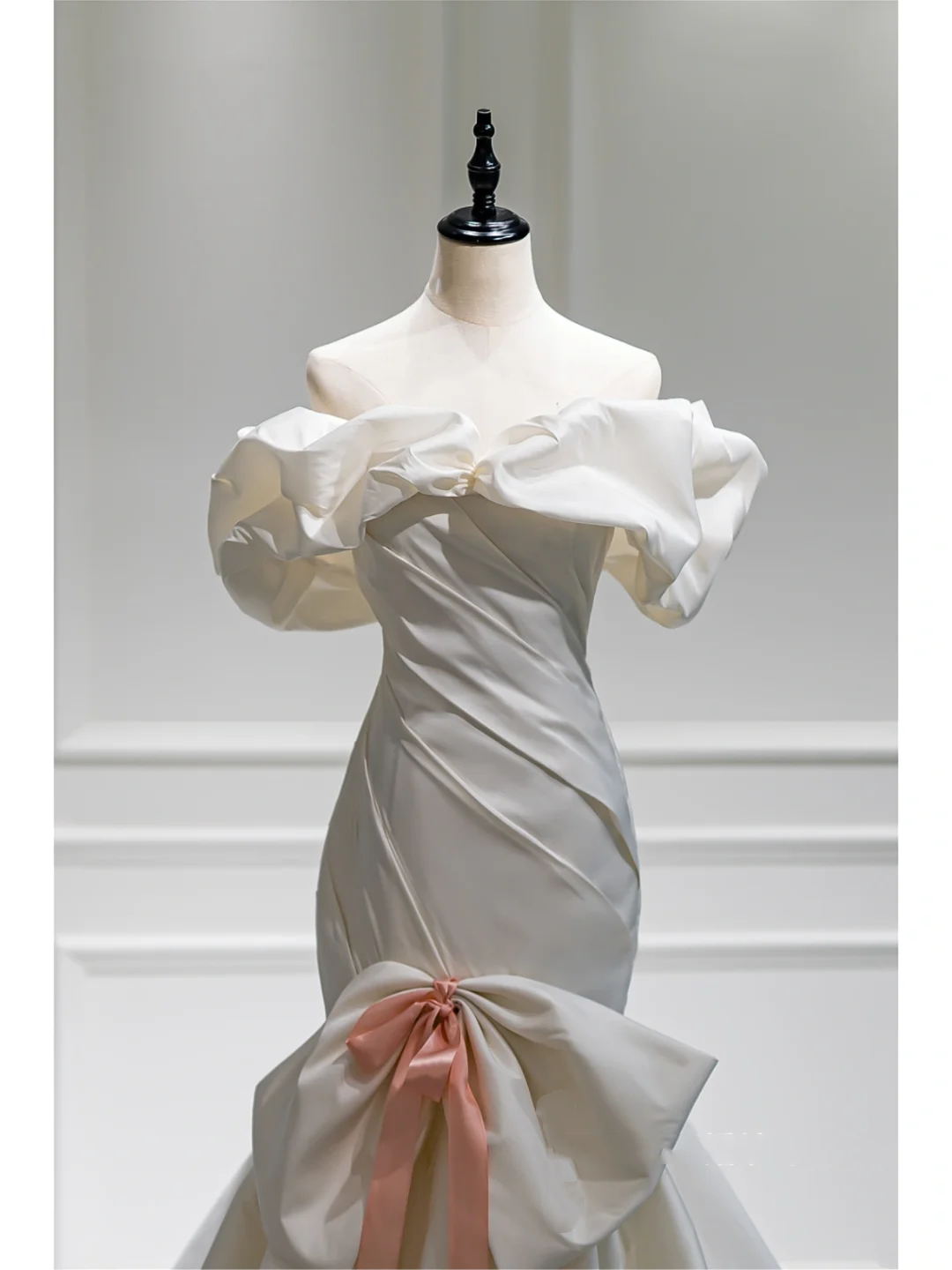 Robe de mariée sirène blanche à manches courtes et épaules dénudées, en satin, avec volants et corset, avec traîne, RB1067