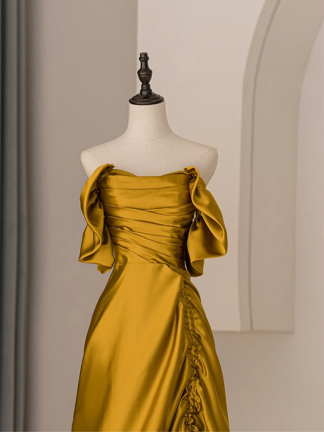 Robe de bal sirène élégante et tendance, épaules dénudées, en satin doré plissé, style lycée, longue, RB1072
