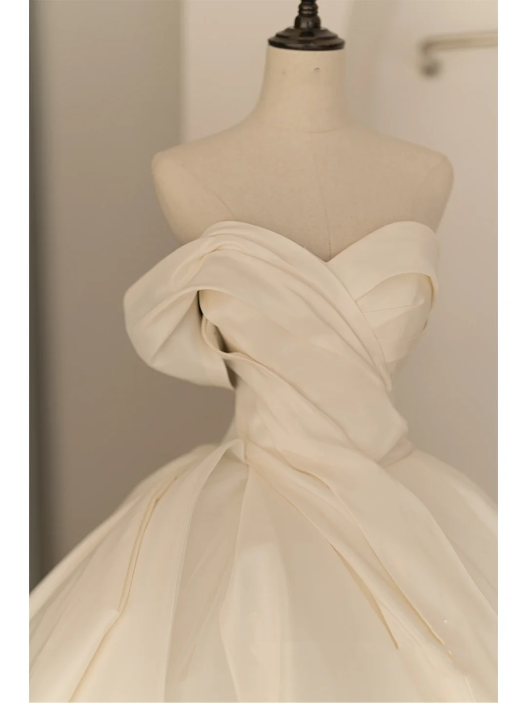 Dreamy Ball Gown Strapless White Fitted Satin Ruffles Corset Plus Size Wedding Dress Bridal Gowns Wedding Dresses With Train RB1073