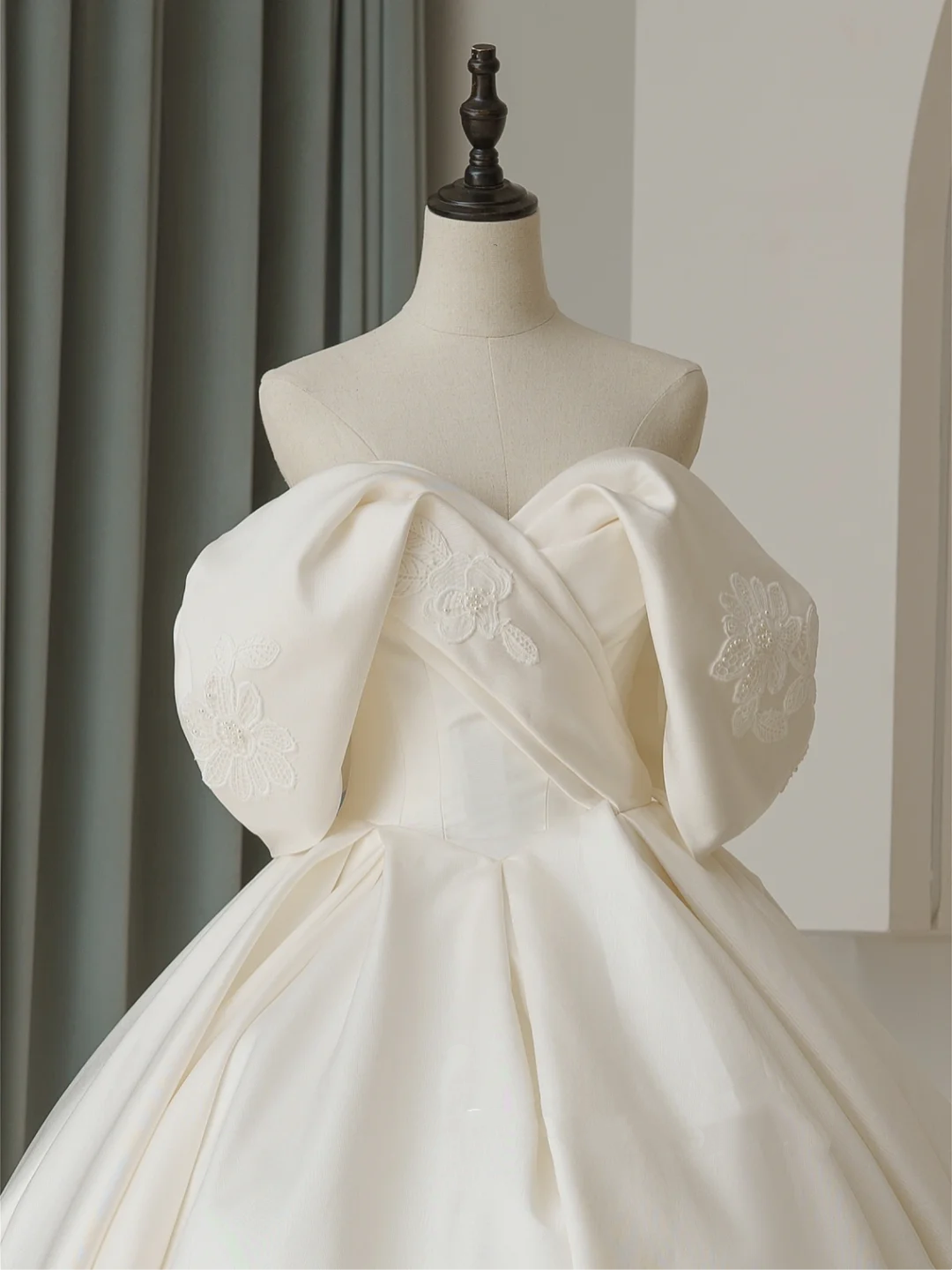 Robe de mariée de rêve à épaules dénudées, blanche, ajustée, en satin, à volants, corset, grande taille, avec traîne, RB1078