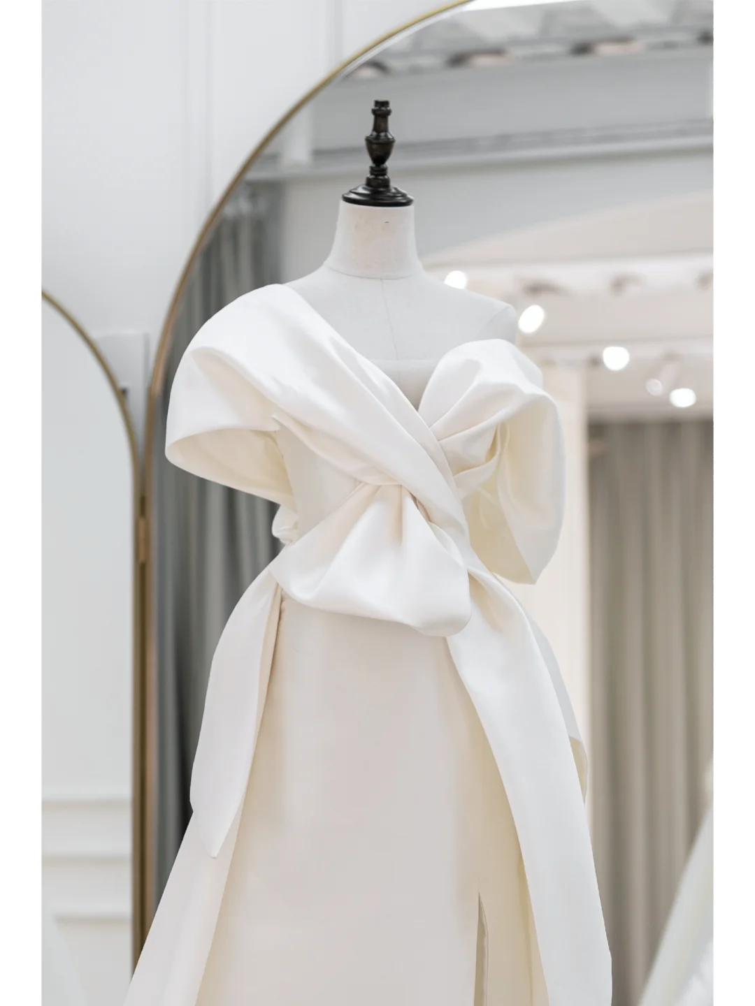 Robe de mariée élégante, style sirène, épaules dénudées, manches courtes, satin, blanc uni, ajustée, style longue, RB1091