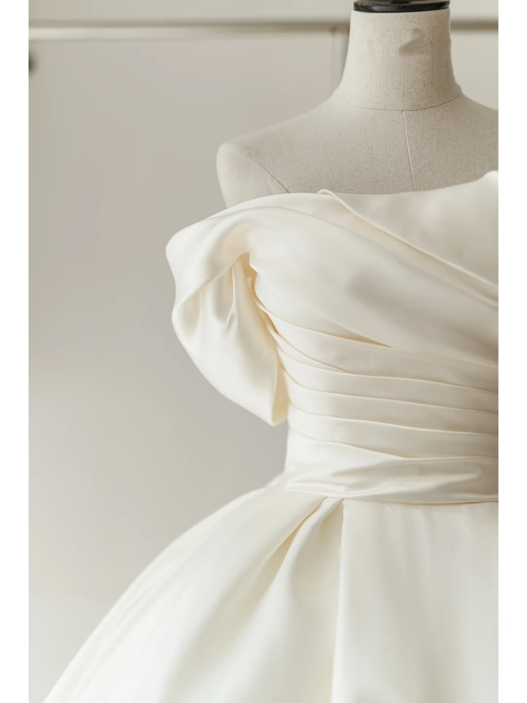 Robe de mariée courte en satin blanc, épaules dénudées, coupe ajustée, corset, style robe de mariée longue, RB1101