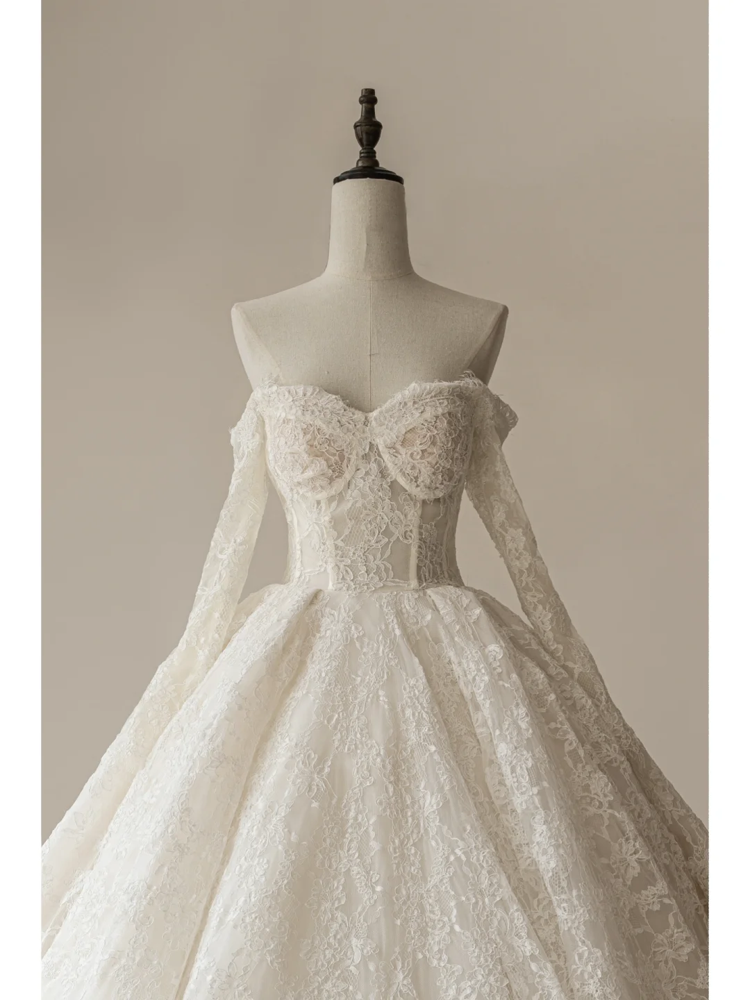 Robe de mariée élégante, épaules dénudées, manches longues, dentelle, blanche, ajustée, style robe de mariée longue, robes de mariée RB1109