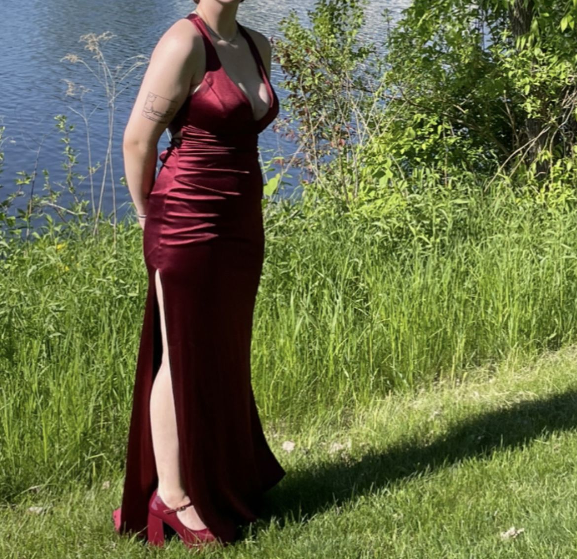 Robe de soirée sirène unique, col en V, bordeaux, satin, fente, longue, élégante, magnifique, inspiration, tenue d'anniversaire, robe de remise de diplôme, RB1141