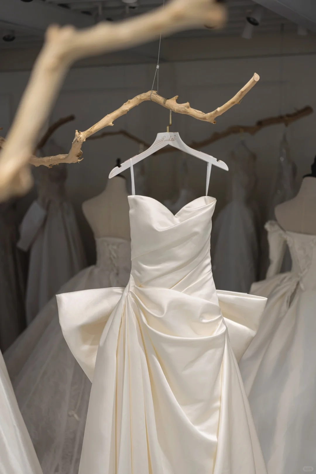 Robe de mariée sirène modeste en satin plissé blanc cassé avec nœud, décolleté en cœur, longue robe de mariée RB1211
