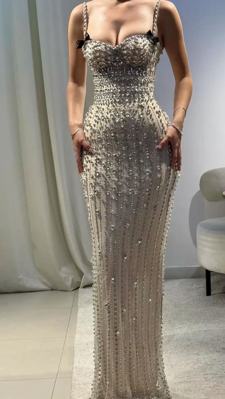 Robe de bal longue sirène chic à bretelles spaghetti, champagne argenté, perles, inspiration DH3000