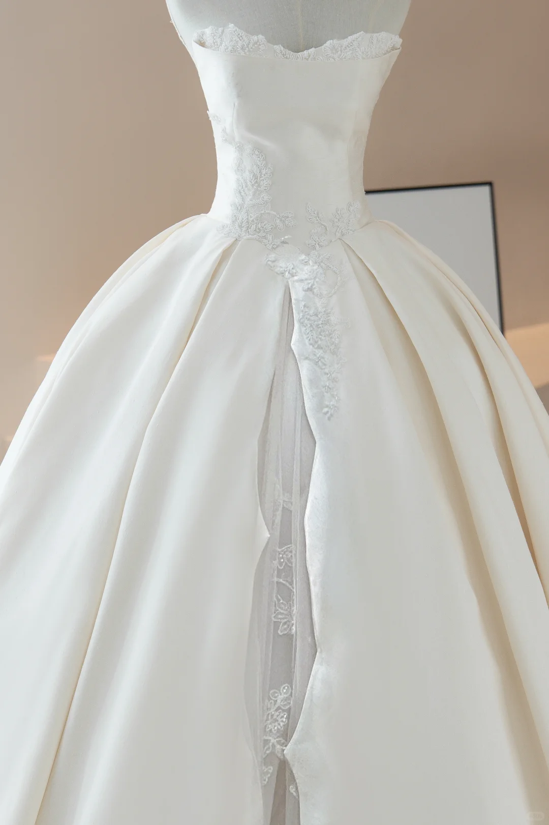 Unique Ball Gown Strapless Sleeveless Lace Fitted Long Wedding Dress Bridal Gown White Wedding Dresses RB1607