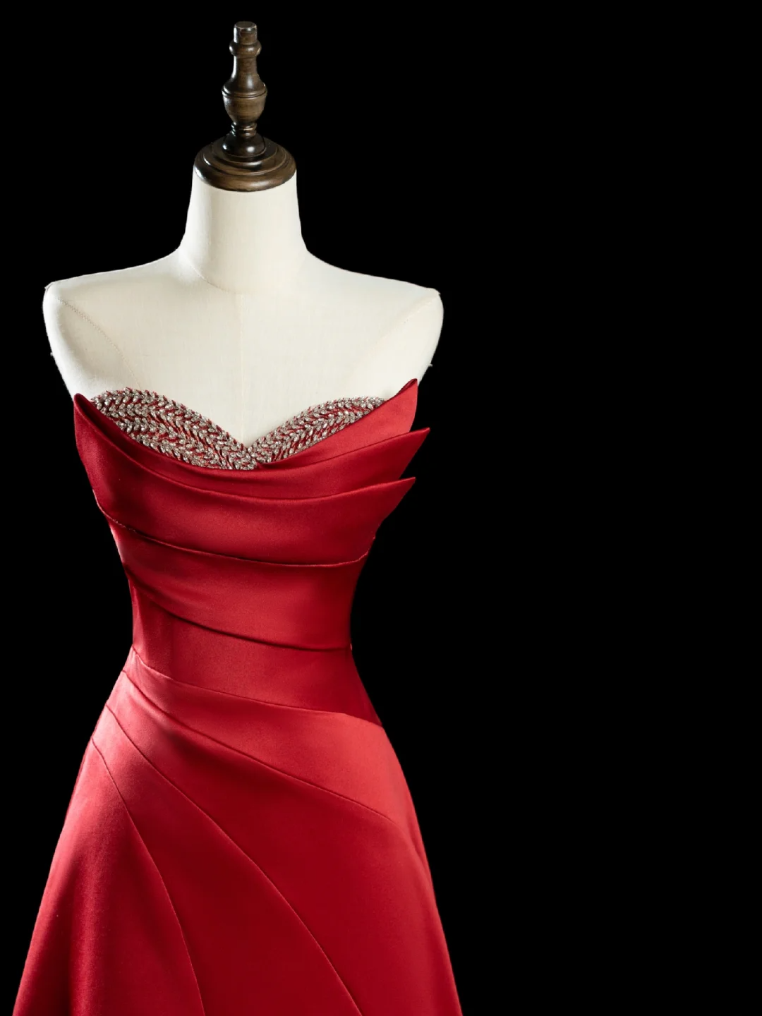 Robe de bal chic en satin rouge avec décolleté en cœur et perles, tenue de bal esthétique pour seniors, tenue de cérémonie, robe de remise de diplôme RB1946