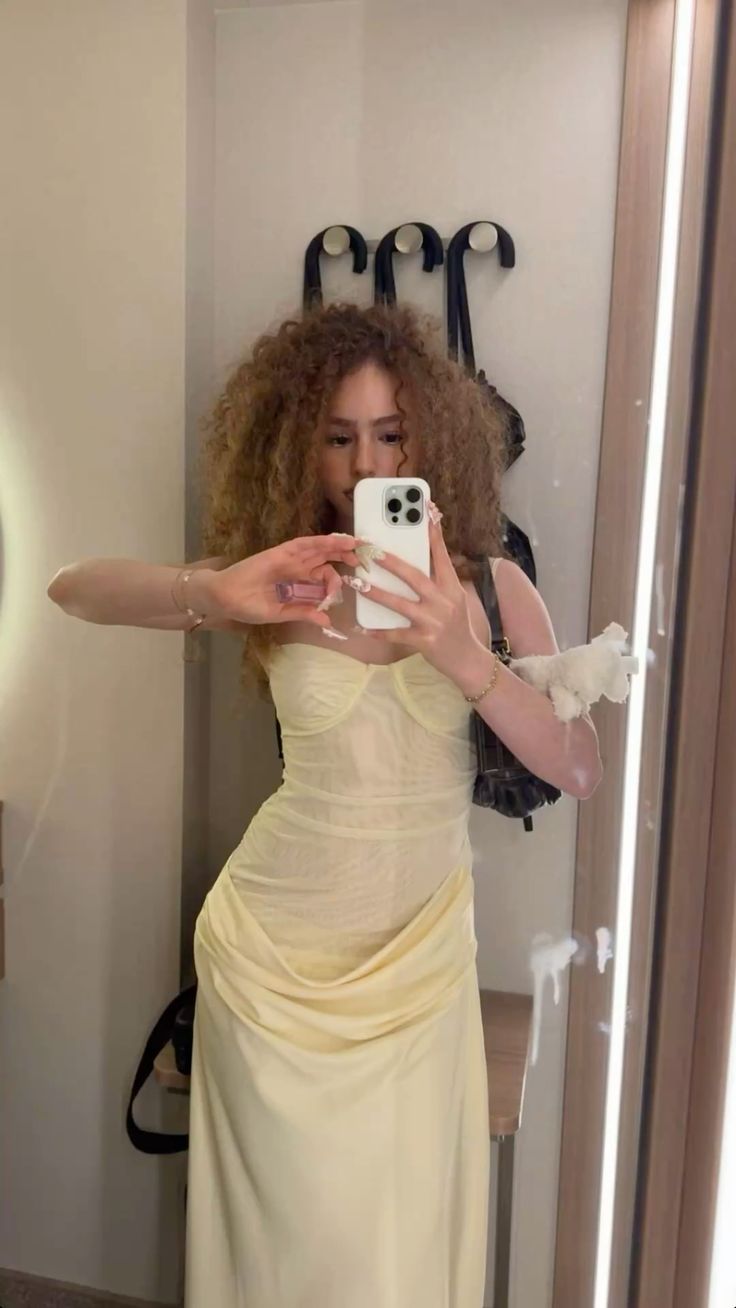 Robe de bal longue jaune plissée à bretelles spaghetti et à volants, style sirène modeste, inspiration robe de soirée RB2214
